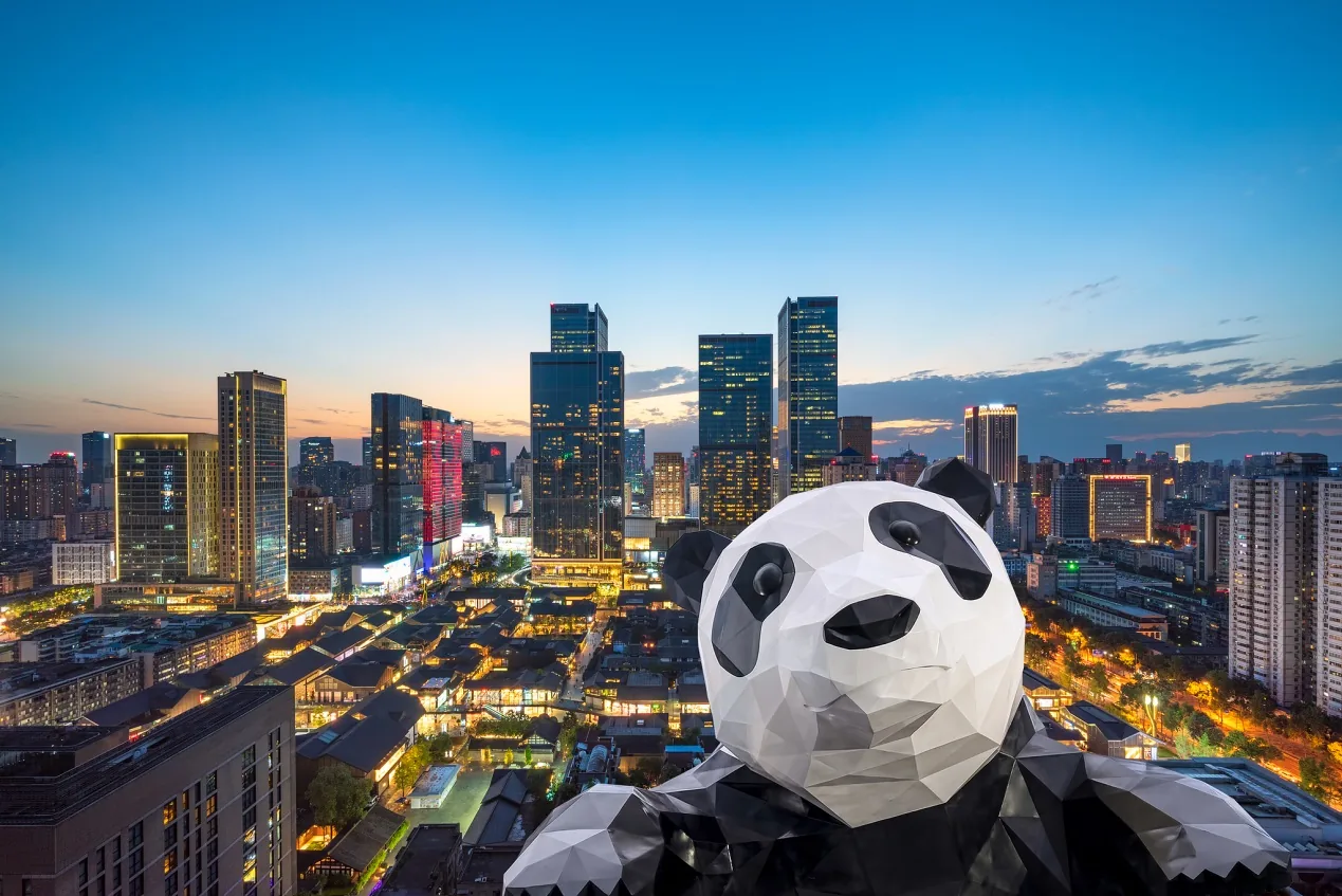Chengdu au crépuscule, le panda géant de l'IFS au-dessus de Taikoo Li