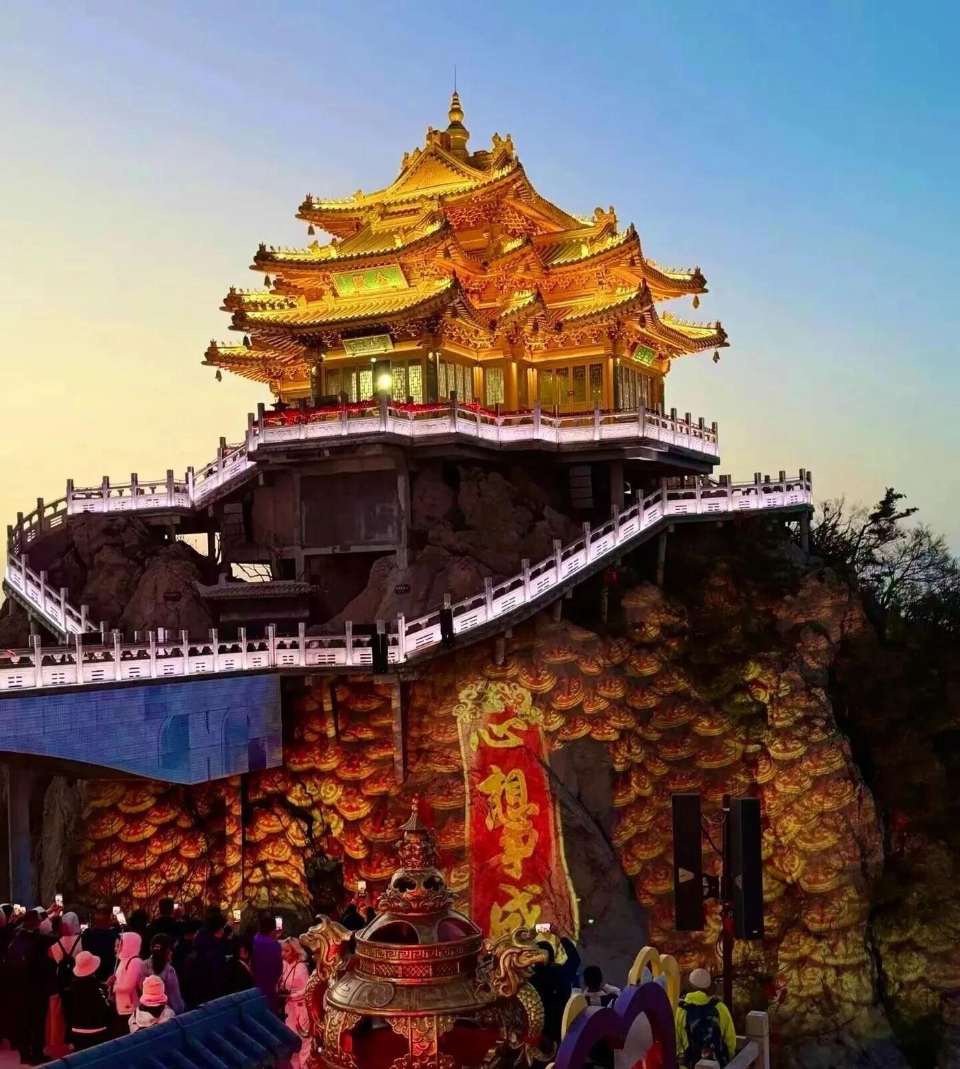 Le Sommet doré du mont Emei
